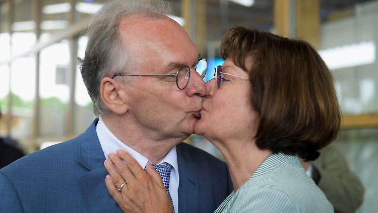 Gabriele Haseloff freut sich mit ihrem Mann über den Wahlsieg.