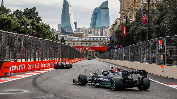 Hamilton hinter einem anderen Fahrer - ein seltenes Bild.