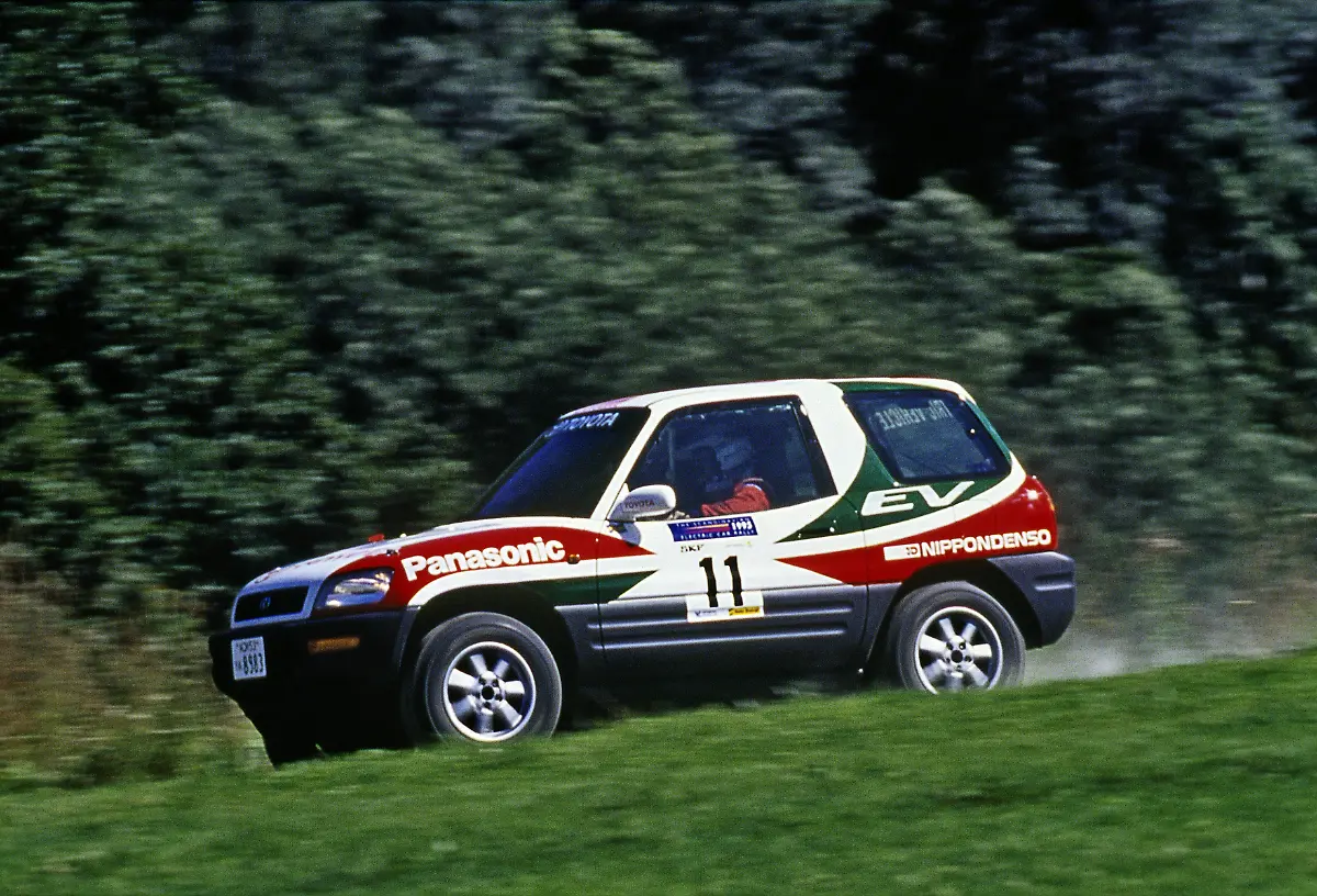 14-30-Jahre-Toyota-RAV4-Der-SUV-Pionier-startete-Quelle-Toyota