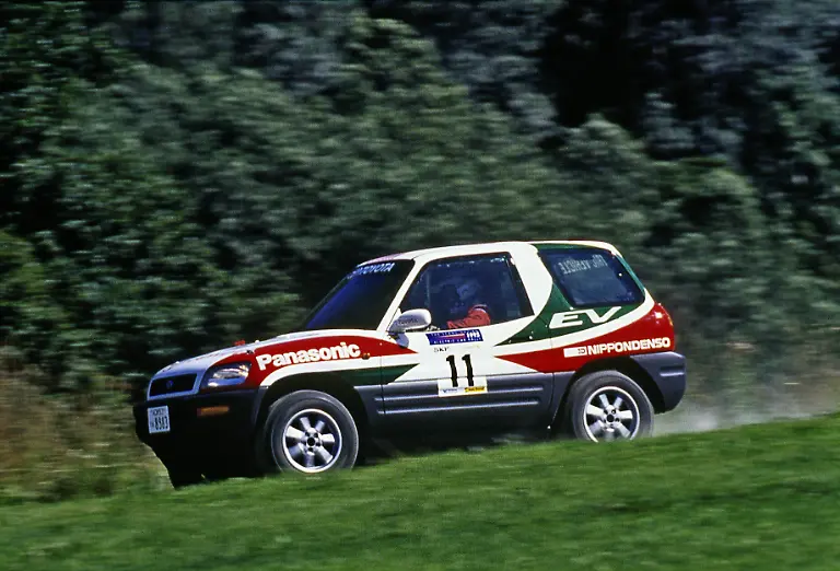 14-30-Jahre-Toyota-RAV4-Der-SUV-Pionier-startete-Quelle-Toyota