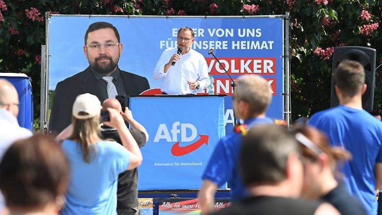 Der AfD-Parteivorsitzende Tino Chrupalla spricht auf einer Wahlkampfveranstaltung. Gehör findet er offenbar auch in der jüngeren Generation.  