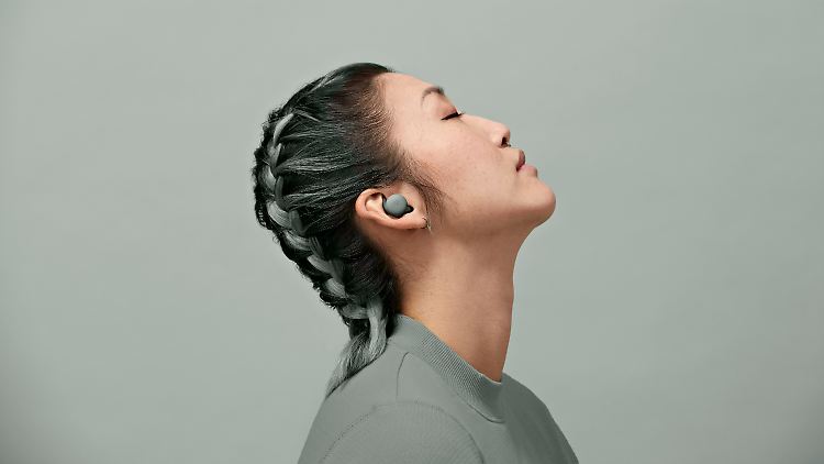 Die Google Pixel Buds A ragen kaum aus den Ohren heraus.