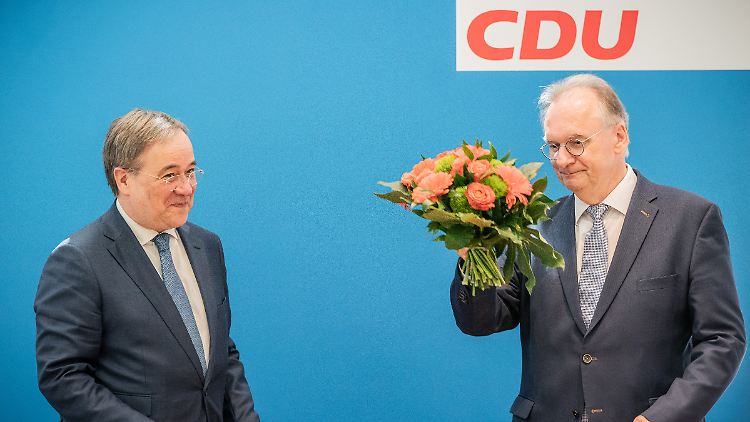 Im September will er selbst den Blumenstrauß gewinnen: CDU-Chef Laschet gratuliert dem Wahlsieger in Sachsen-Anhalt.