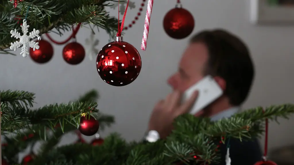 Business-Calls-unterm-Tannenbaum-An-Feiertagen-muessen-Beschaeftigte-nicht-fuer-die-Arbeit-erreichbar-sein