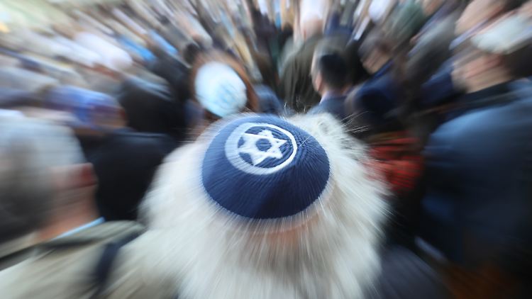 Die drei Beklagten sollen seit 2014 den Aufbau eines internationalen antisemitischen Netzwerkes betrieben haben. 