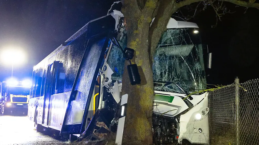 Zwei-Menschen-wurden-beim-Unfall-eines-Linienbusses-nahe-Ilmenau-verletzt