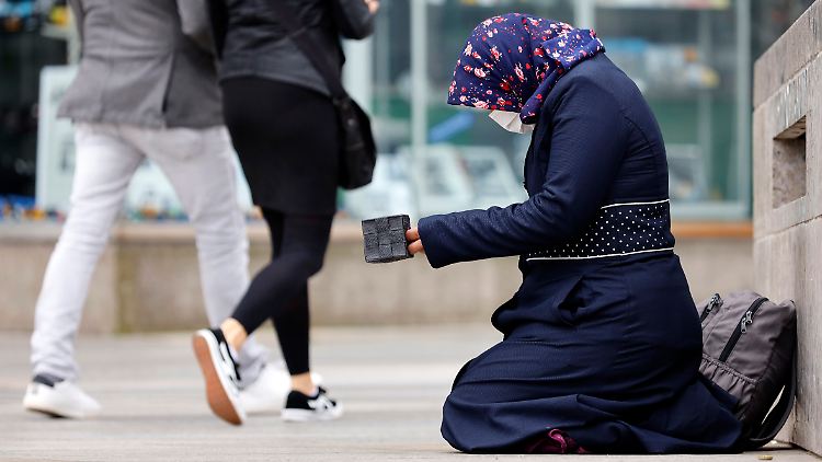 Sozialverbände gehen davon aus, dass viele Arme  in Deutschland nicht vom Netz der Grundsicherung erfasst werden. 