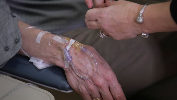 Das Mittel Aduhelm wird per Infusion gegeben. 