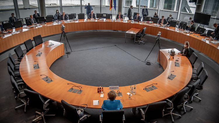 Kanzlerin Merkel habe sich naiv von Lobbyisten einspannen lassen, urteilten Grüne, FDP und Linke. im Fall Wirecard.