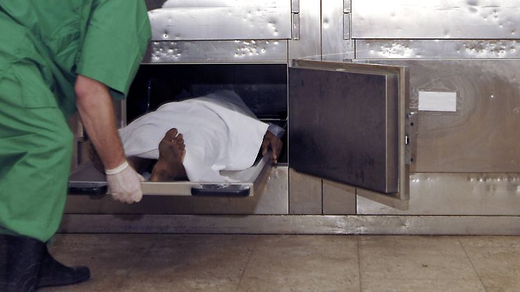 Einzelne Teile des Körpers sollen aus dem Boden herausgeragt haben, berichtete die Nachbarin.