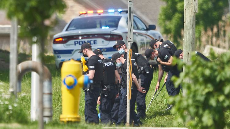 Polizisten untersuchen den Tatort in der kanadischen Provinz Ontario.