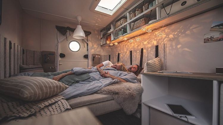 Das 1,80 Meter breite Doppelbett im Beachy bietet ausreichend Platz für zwei Personen.