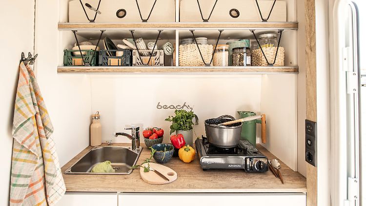 Will man im Beachy kochen, lässt sich in die Küchenzeile auch ein Kocher stellen. Der muss allerdings separat angeschafft werden.