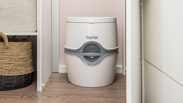 Wer ein eigenes WC haben will, kann sich eine tragbare Toilette in den begehbaren Kleiderschrank des Beachy stellen.
