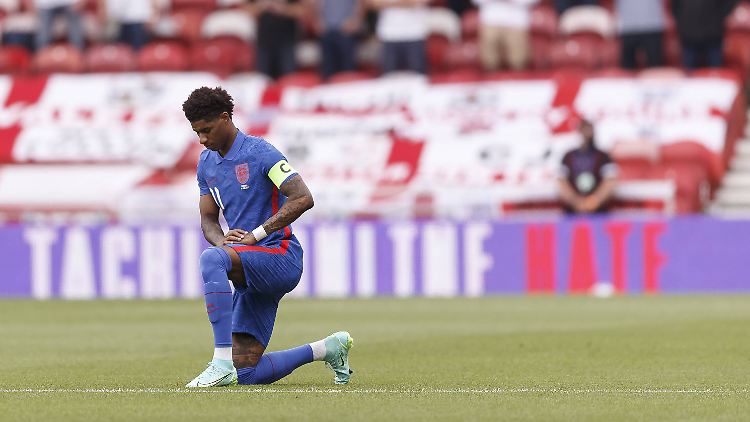 Kniefall vor dem Spiel gegen Rumänien: Marcus Rashford wird selbst immer wieder rassistisch beleidigt.
