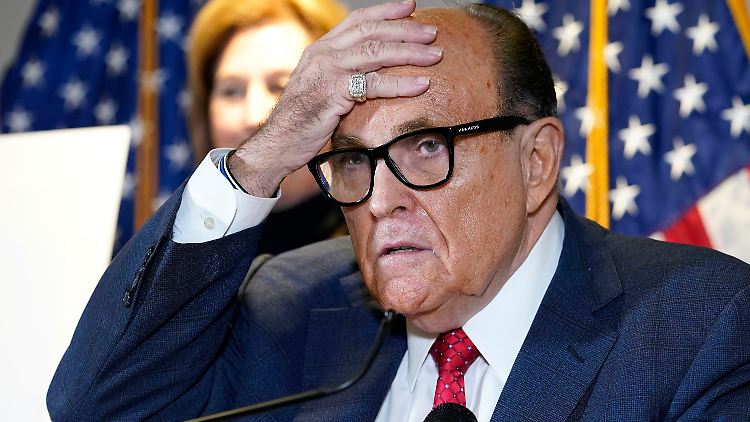Sorgte nach der US-Präsidentschaftswahl mit skurrilen Auftritten für Verwunderung: Trumps Anwalt Rudy Giuliani.