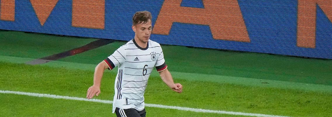 Für ein erfolgreiches Turnier muss Joshua Kimmich auf eine neue Position ausweichen.