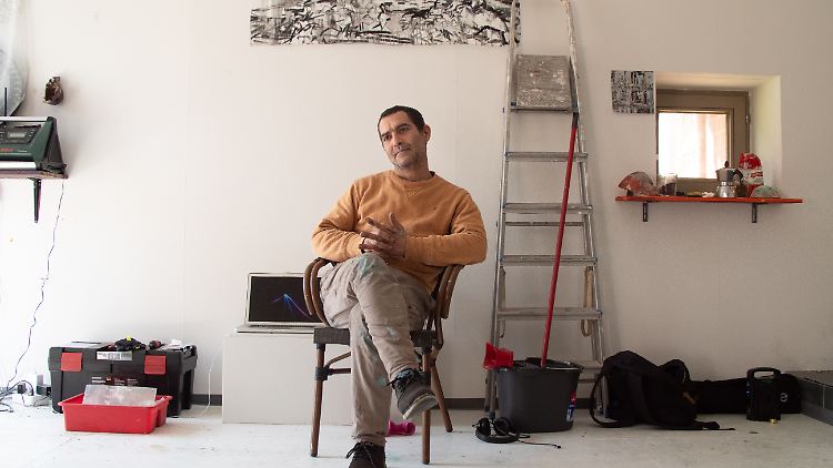 Tammam Azzam arbeitet zu Hause - er sucht in Berlin ein Atelier. Während der Pandemie konnte er ein leerstehendes Studio nutzen.