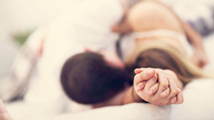 Es ist wichtig, sich als Paar über seine Sexualität auszutauschen - dabei geht es nicht in erster Linie um Fantasien wie Dreier oder Blowjob-Techniken, sondern um das, was einem Spaß macht und was nicht.