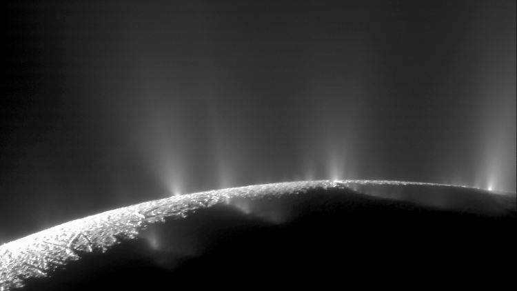 Auf der NASA-Aufnahme gut zu erkennen: die Fontänen, die aus Enceladus schießen.