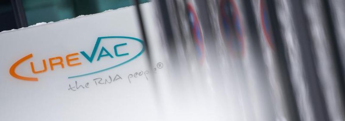 Das Logo des Biotech-Unternehmen Curevac mit dem Slogan "the RNA people" steht an der Unternehmenszentrale. Foto: Sebastian Gollnow/dpa/Archivbild