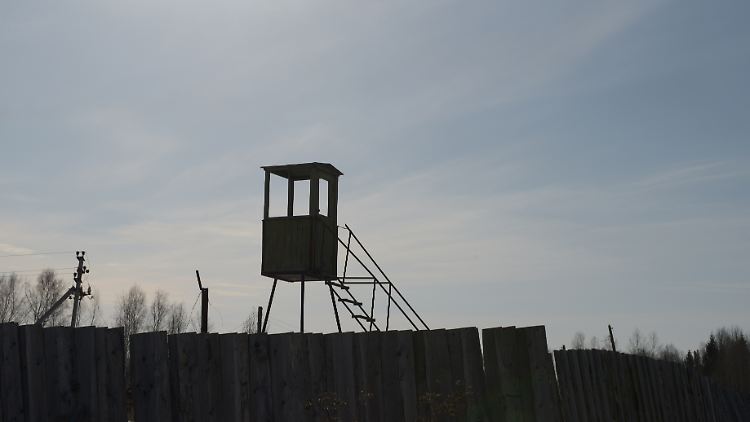Ein alter Wachturm erinnert 110 Kilometer von der sibirischen Stadt Perm noch heute an ein früheres Arbeitslager. 