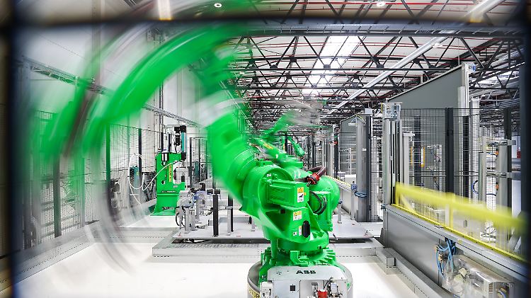 Roboter arbeiten testweise im neuen gemeinsamen Presswerk von Porsche und Schuler.