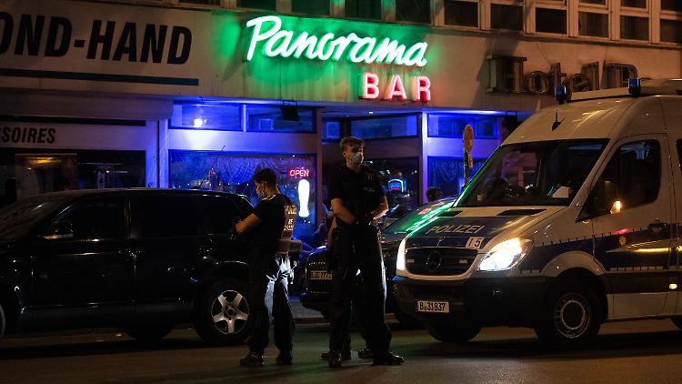 Mit fast 300 Einsatzkräften rückt die Polizei am Adenauerplatz an.