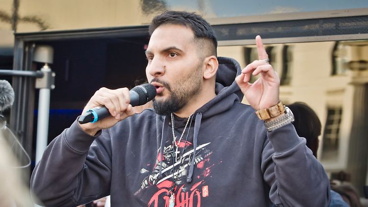 Attila Hildmann kann seine Hetze vorerst auf den meisten Geräten nicht weiter verbreiten.