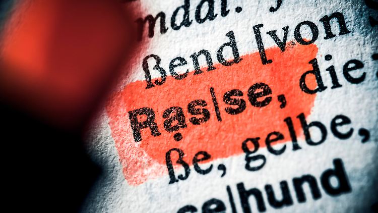 Das Wort wird noch eine Weile im Grundgesetz stehen bleiben.