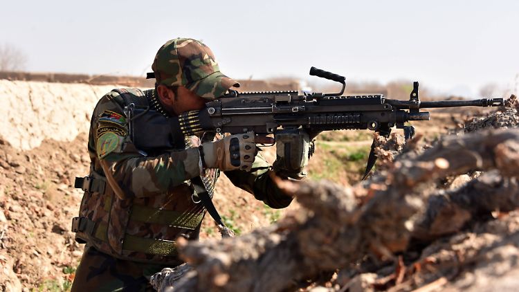 Ein Mitglied der afghanischen Sicherheitskräfte in einem Gefecht mit den Taliban in der Provinz Kandahar.