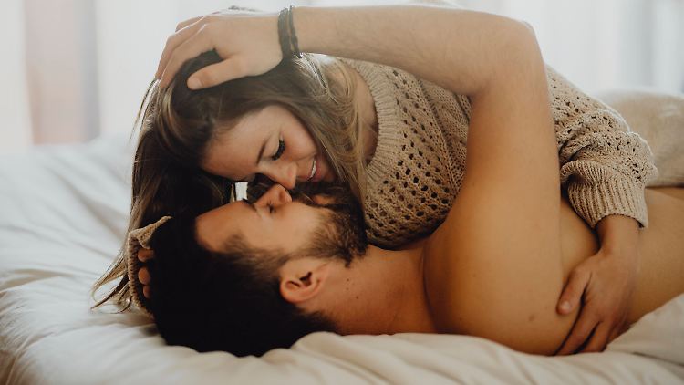 Manche asexuelle Menschen mögen Berührungen oder Küsse, anderen ist auch diese Nähe schon unangenehm.