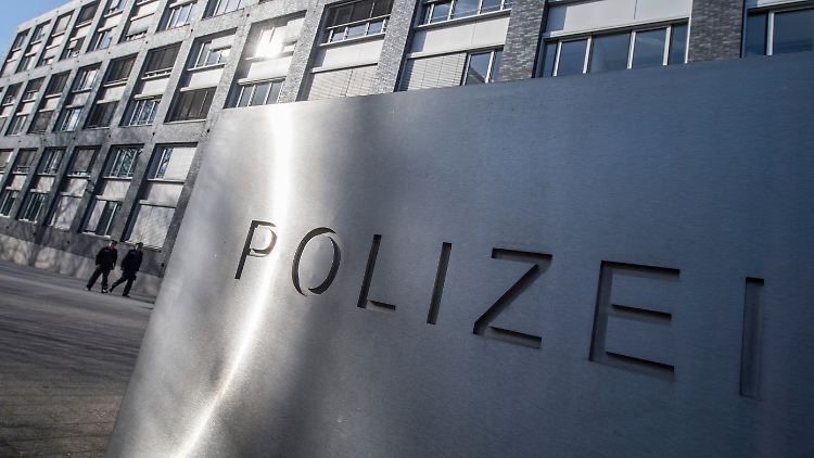 Die Beschuldigten arbeiten am Polizeipräsidium Frankfurt am Main.