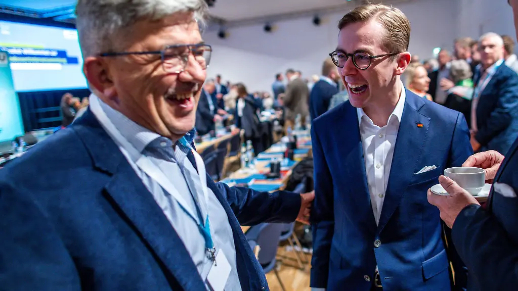 Guter-Dinge-fuer-den-Wahlkampf-in-MV-Generalsekretaer-Philipp-Amthor-re-und-Ex-Innenminister-Lorenz-Caffier-beide-CDU