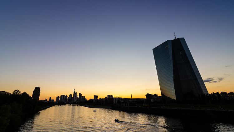 Brüssel geht dagegen vor, dass ein schiefes Licht auf die Anleihenkäufe der EZB fällt.