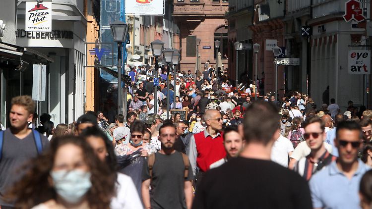 Es ist schon wieder gut was los in der Heidelberger Altstadt. Im Herbst könnte es sich dann rächen, wenn sich zu wenige Menschen komplett impfen lassen.