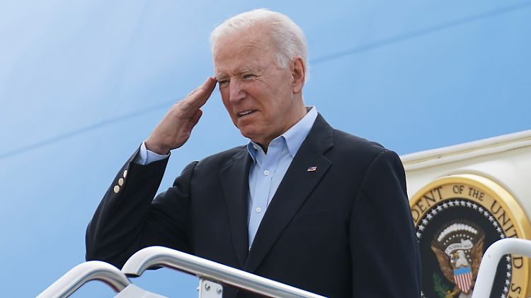 Und los geht's: Joe Biden ist an Bord der Air Force One unterwegs nach Europa.