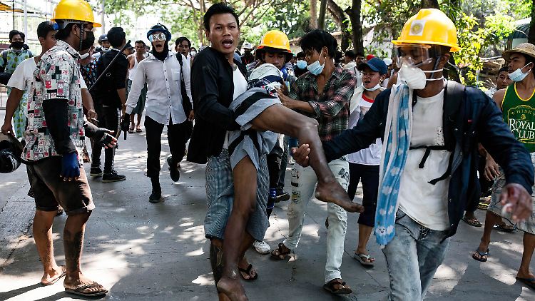Die Junta in Myanmar geht weiter mit brutaler Gewalt gegen politische Gegner, Demonstranten und Journalisten vor. 