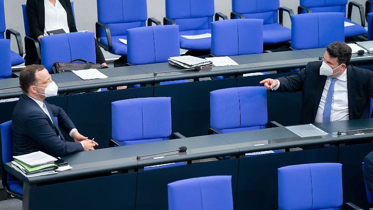 Ließen andere den Streit austragen - Gesundheitsminister Spahn (r.) und Arbeitsminister Heil (l.).