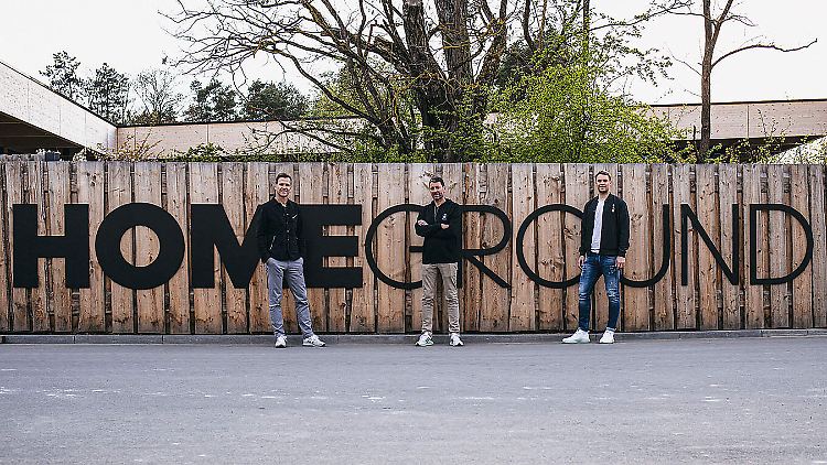 Oliver Bierhoff, Adidas-CEO Kasper Rorsted und Manuel neuer sind zufrieden mit dem "Home Ground".