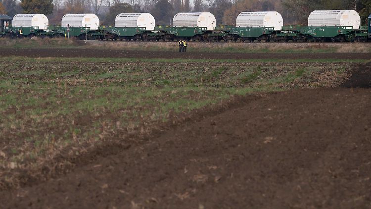 Ein Spezialzug mit Castorbehältern fährt 2020 ins Zwischenlager am AKW Biblis.