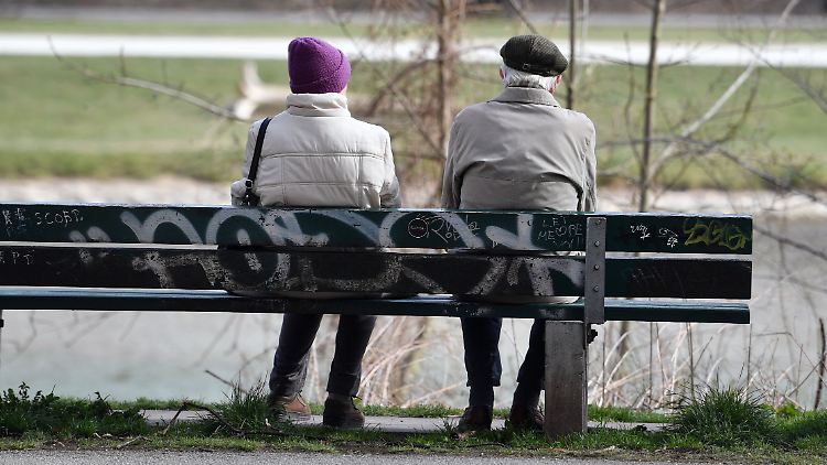 Statt gemütlich auf einer Bank zu sitzen, könnte das Arbeiten bis 70 auf einige Ältere zukommen. 