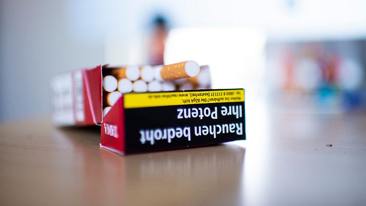 Für eine Packung mit 20 Zigaretten sollen 2022 durchschnittlich zehn Cent mehr Tabaksteuer anfallen.