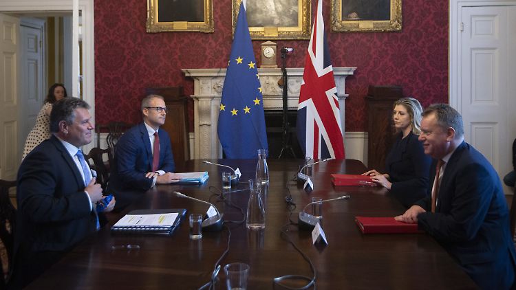 EU-Kommissionsvize Sefcovic (links im Vordergrund) und der britische Brexit-Minister Frost (rechts) sitzen sich im Juni dieses Jahres gegenüber. Kann der Ausblick auf Weihnachten Harmonie an den Tisch bringen?