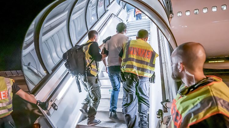 Polizeibeamten bringen einen Afghanen für seine Abschiebung in ein Flugzeug. Künftig soll die Bundespolizei mehr Befugnisse erhalten. 