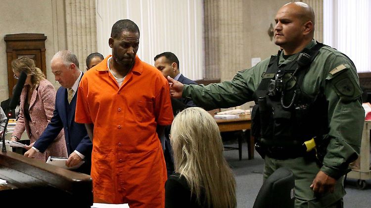 R. Kelly bei einer Anhörung vor Gericht: Sein Prozess verzögert sich wegen der Corona-Pandemie..