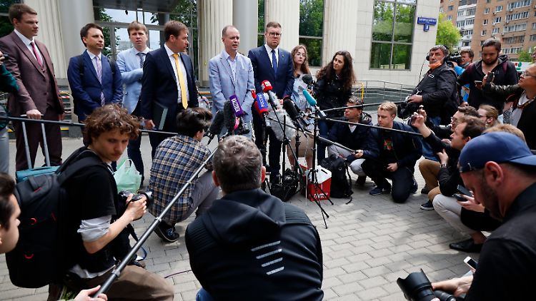 Iwan Pawlow (M.), Anwalt Nawalnys, spricht in einer Verhandlungspause vor Journalisten. Wenig später wird klar, dass Organisationen seines Mandanten verboten werden.