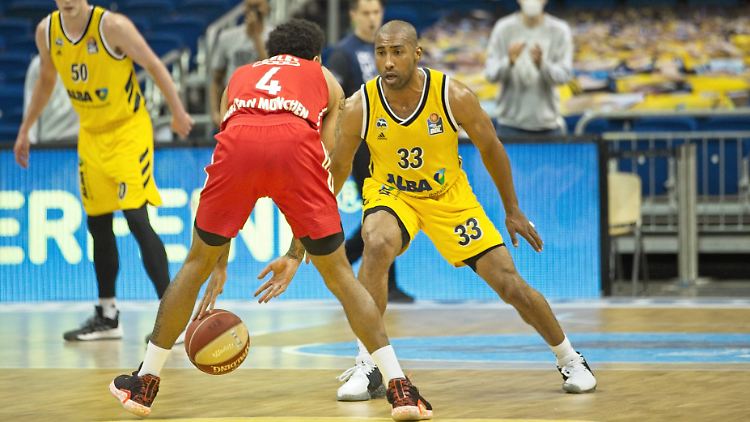 Voller Fokus: Alba Berlin (in Gelb) und der FC Bayern lieferten sich einen Krimi zum Auftakt der Final-Serie um die deutsche Basketball-Meisterschaft.