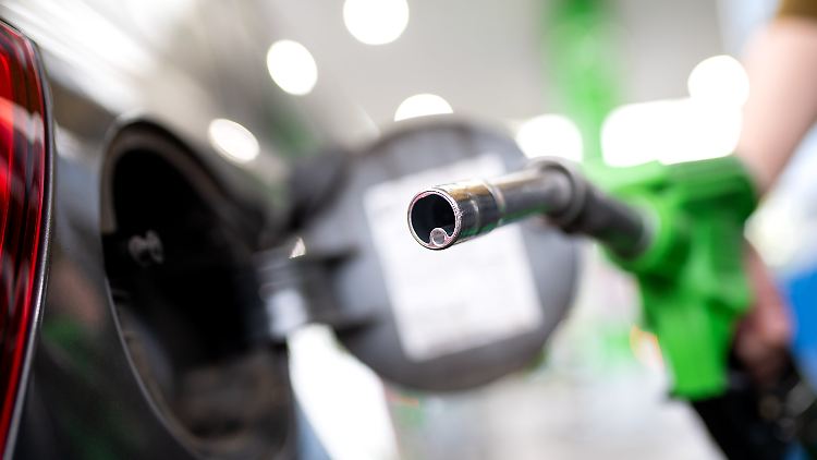 Geht es nach den Grünen, kostet der Sprit bereits 2023 etwa 16 Cent mehr pro Liter.