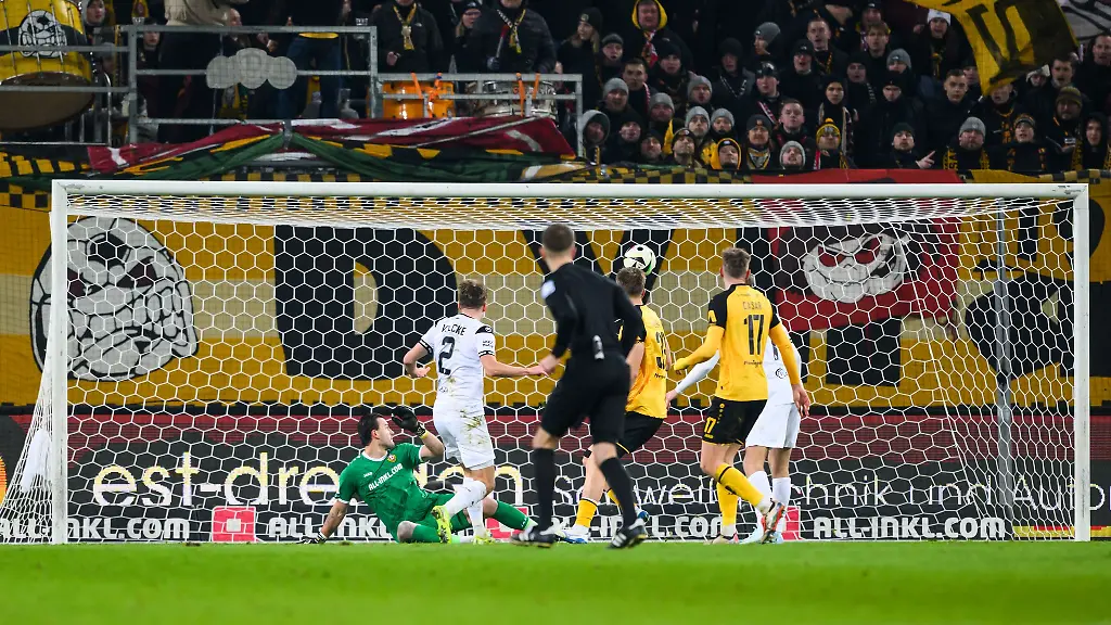 Sascha-Voelcke-l-trifft-fuer-den-SV-Waldhof-zum-zwischenzeitlichen-1-1